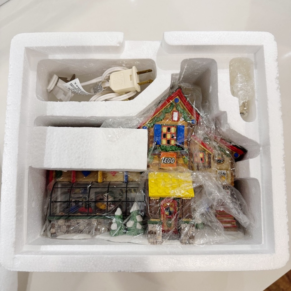 ❤️🎄❤️ Dept 56 | “LEGO Building Creation Station”| North Pole Series ❤️🎄❤️ - Picture 11 of 15